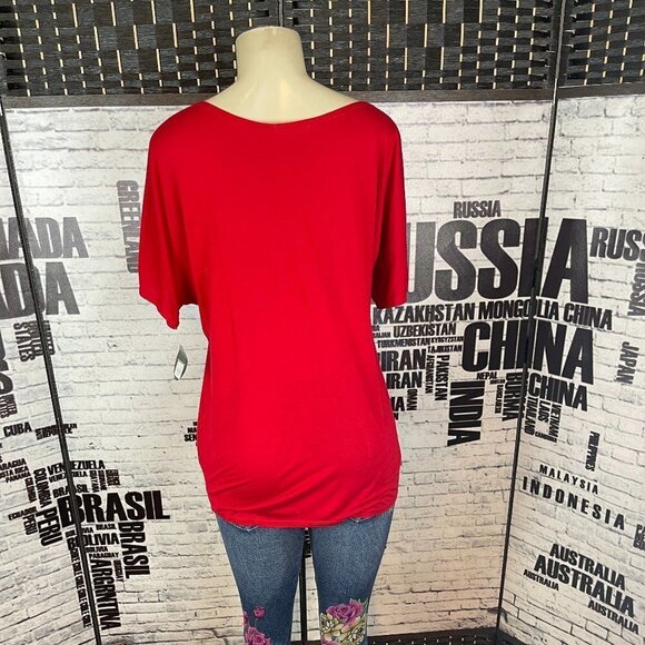Grammy Store Simply Sporty Red Latin Grammy Graphic Scoop Neck Short Sleeve Tee - Picture 3 of 6